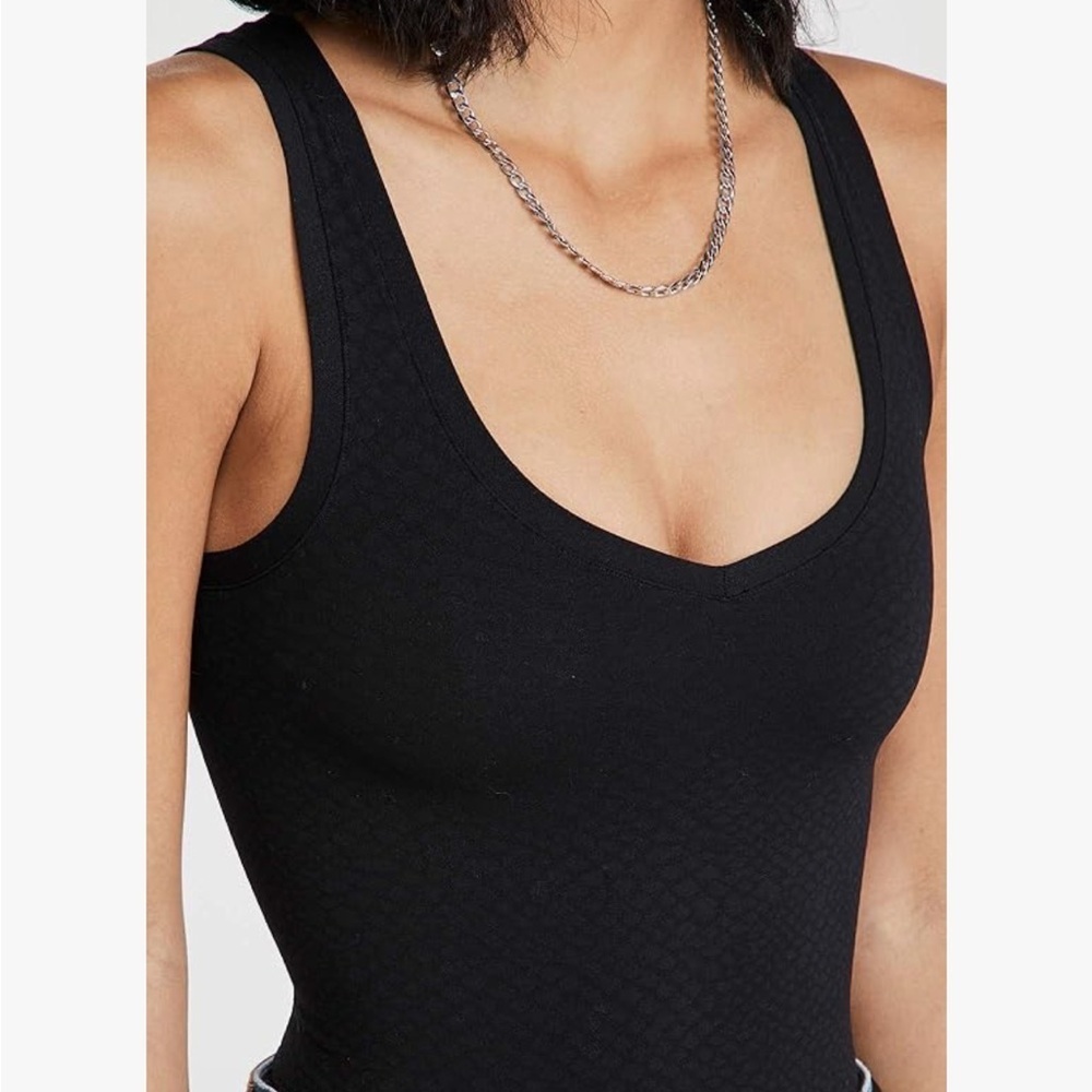 NWT! Yummie Emmelyn Boa Snake Black V-Neck Seamless Shapewear Bodysuit M/L